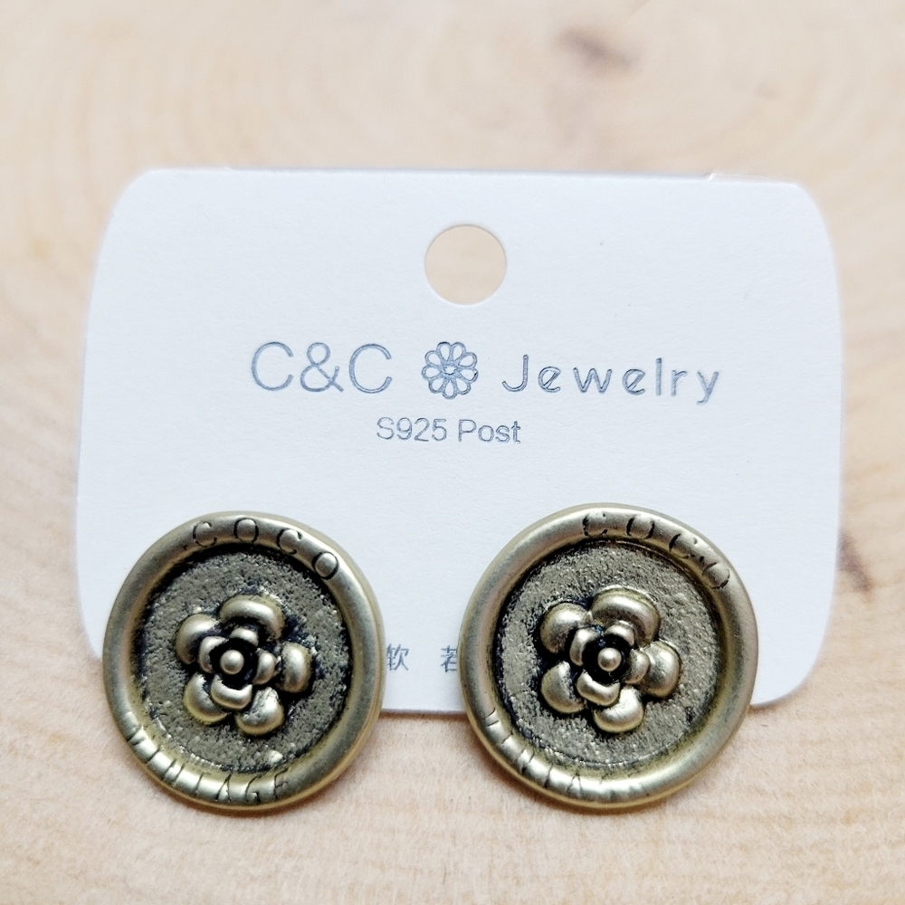 Brand New Gold Tone Flower Round Earrings
